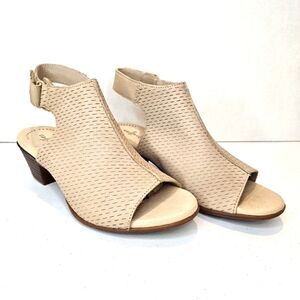 Clarks Collection Valarie James Sandal Women's Size 6.5 Beige NWT Strappy Nubuck